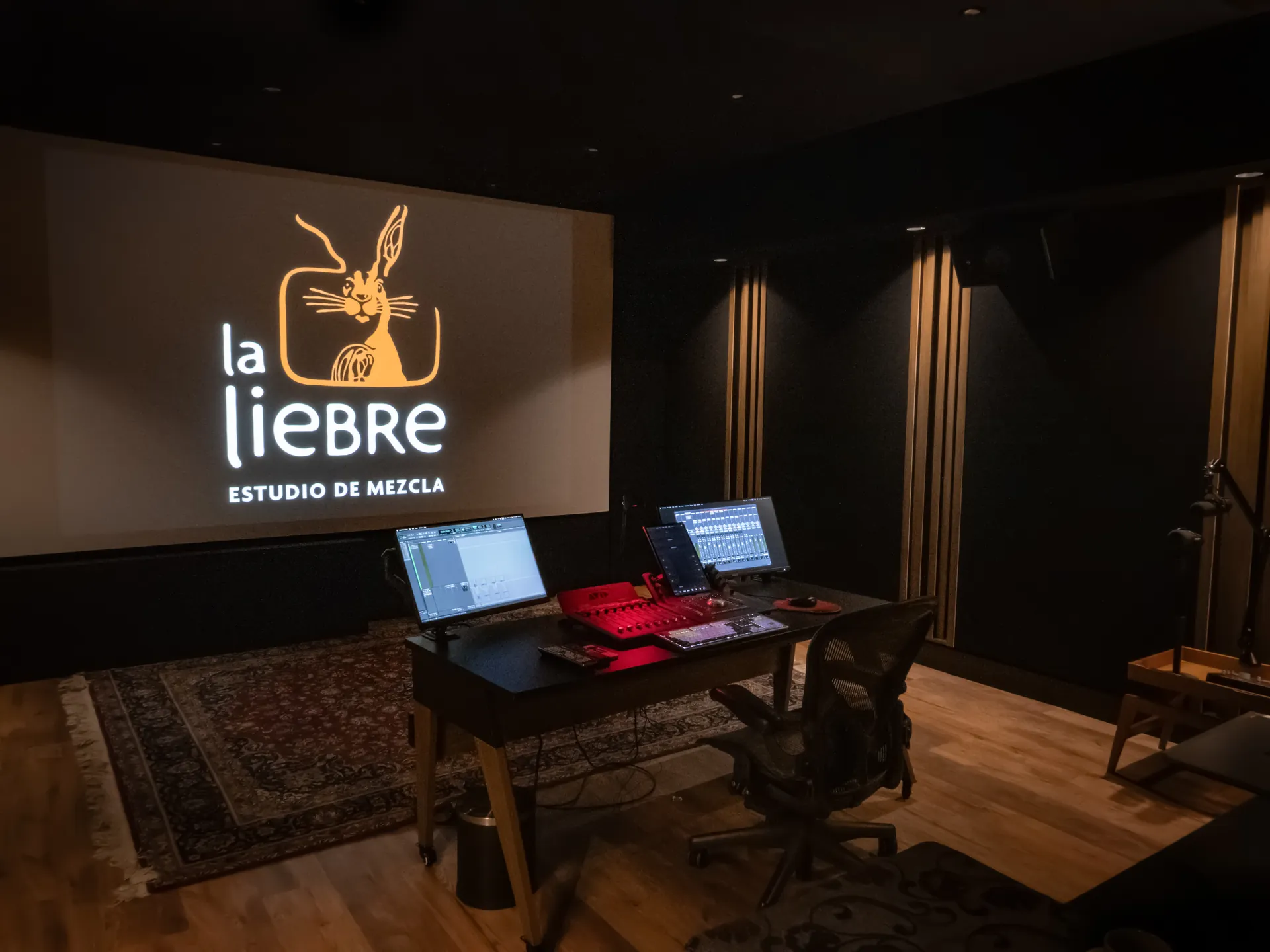 Sala de mezcla inmersiva de La Liebre